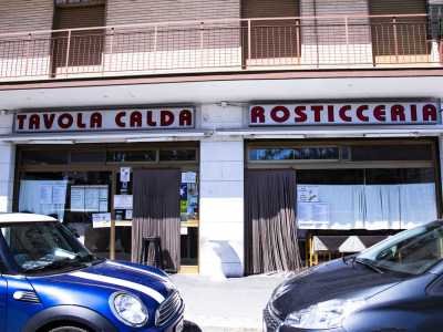 Ci spostiamo ora a San Marcello, area compresa tra i rioni San Pasquale e Carrassi. Qui, all�inizio di via Fanelli, si trova �Nonno Marcello�, uno dei baluardi della zona dal 1962